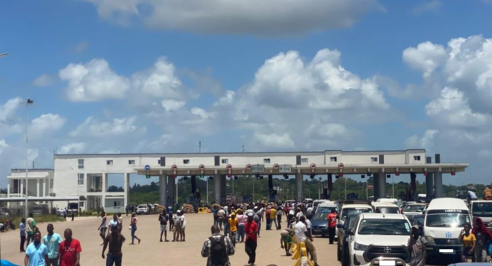 Cao nas estrada, manifestantes condicionam circulação de viaturas nas portagens de Maputo na Matola e Costa de Sol