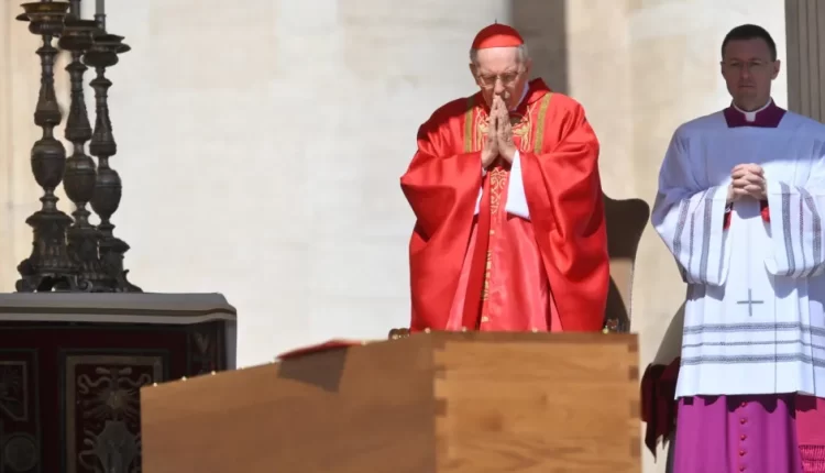 Cardeais iniciam votação de sucessor de Francisco preocupados com a união